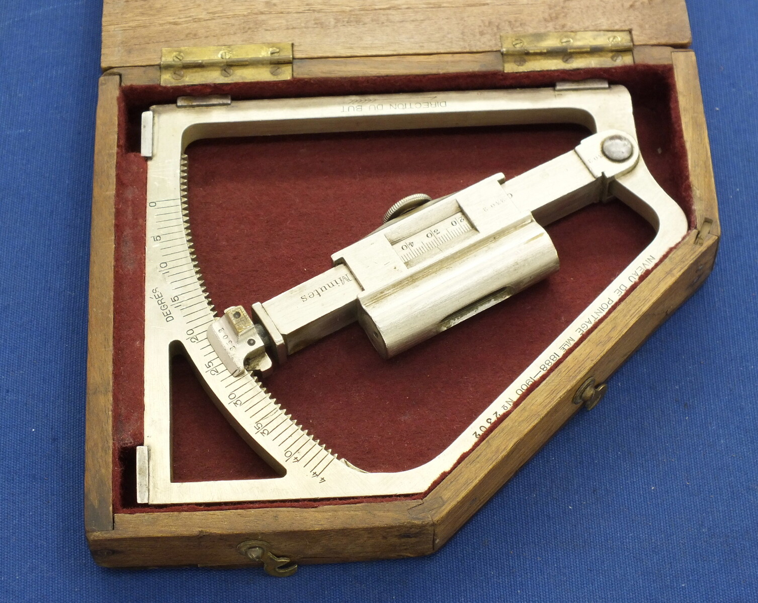 Antique French Gunners Quadrant/Niveau de Pointage Model 1888-1900. In original case. In very good condition. Price 250 euro