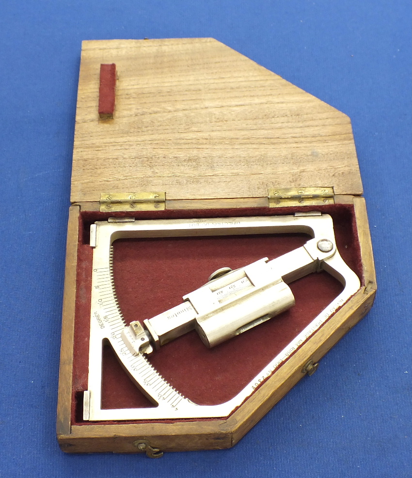 Antique French Gunners Quadrant/Niveau de Pointage Model 1888-1900. In original case. In very good condition. Price 250 euro