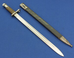 Antique Spanish Model 1913 Bayonet by Artilleria Fca Nacional Toledo,  with original Leather scabbard. Length 56cm. In fair/good condition. Price 115 euro