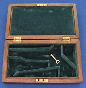 Oak reproduction case for Colt Model 1855 Root percussion Revolver with 3,5 inch barrel. 25x15x5cm. In very good condtion. Price 100 euro