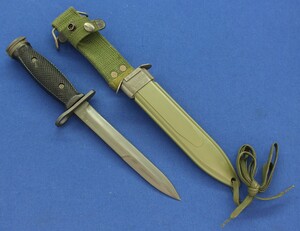 US M4 AK1 Bayonet for Carbine USM1, scabbard U.S.M8A1/B.M.C.O. Length 32cm. In near mint condition. Price 195 euro.